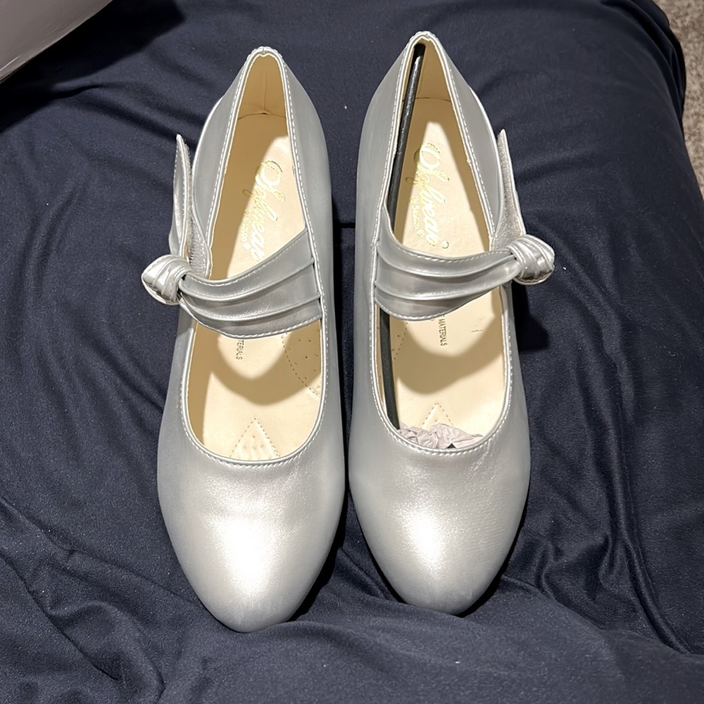 Silver Strap Pump, velcro adjustable straps, 9 Wide, Never used.